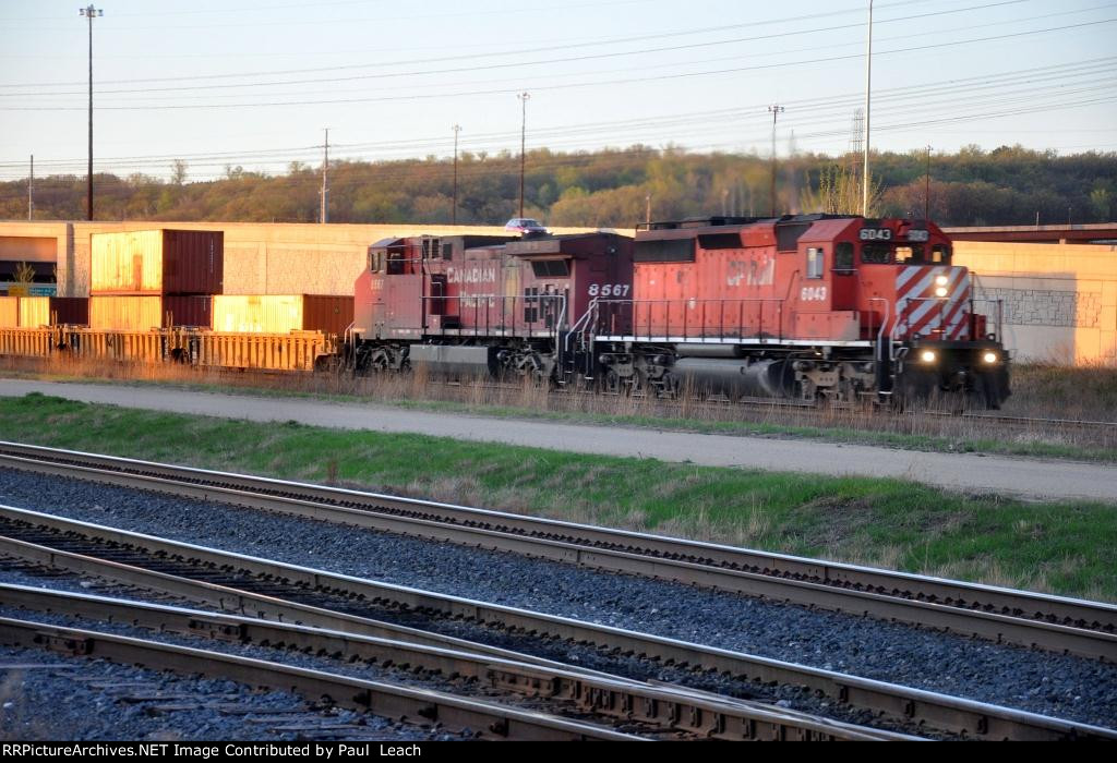 Intermodal rolls east at last light